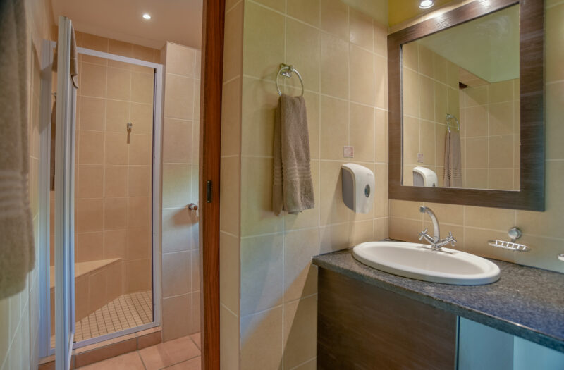 Hannah-Game-Lodge-Bathroom-e1743081003462