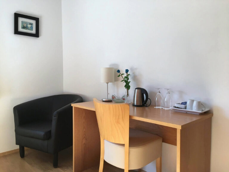 Hotel-Eyvindara-Guest-Room1-768x576