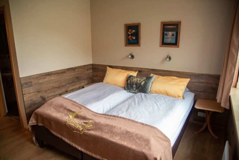 Hotel-Smyrlabjorg-Guest-Room-768x517